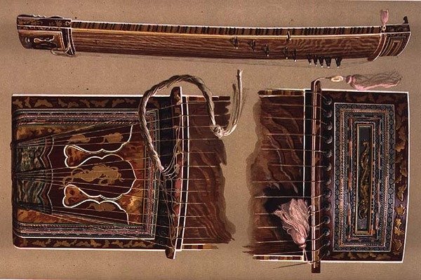 Koto, tai japanilainen pitkä sitra, kappaleesta "Musical Instruments" (värillinen lito) tekijältä Alfred James Hipkins