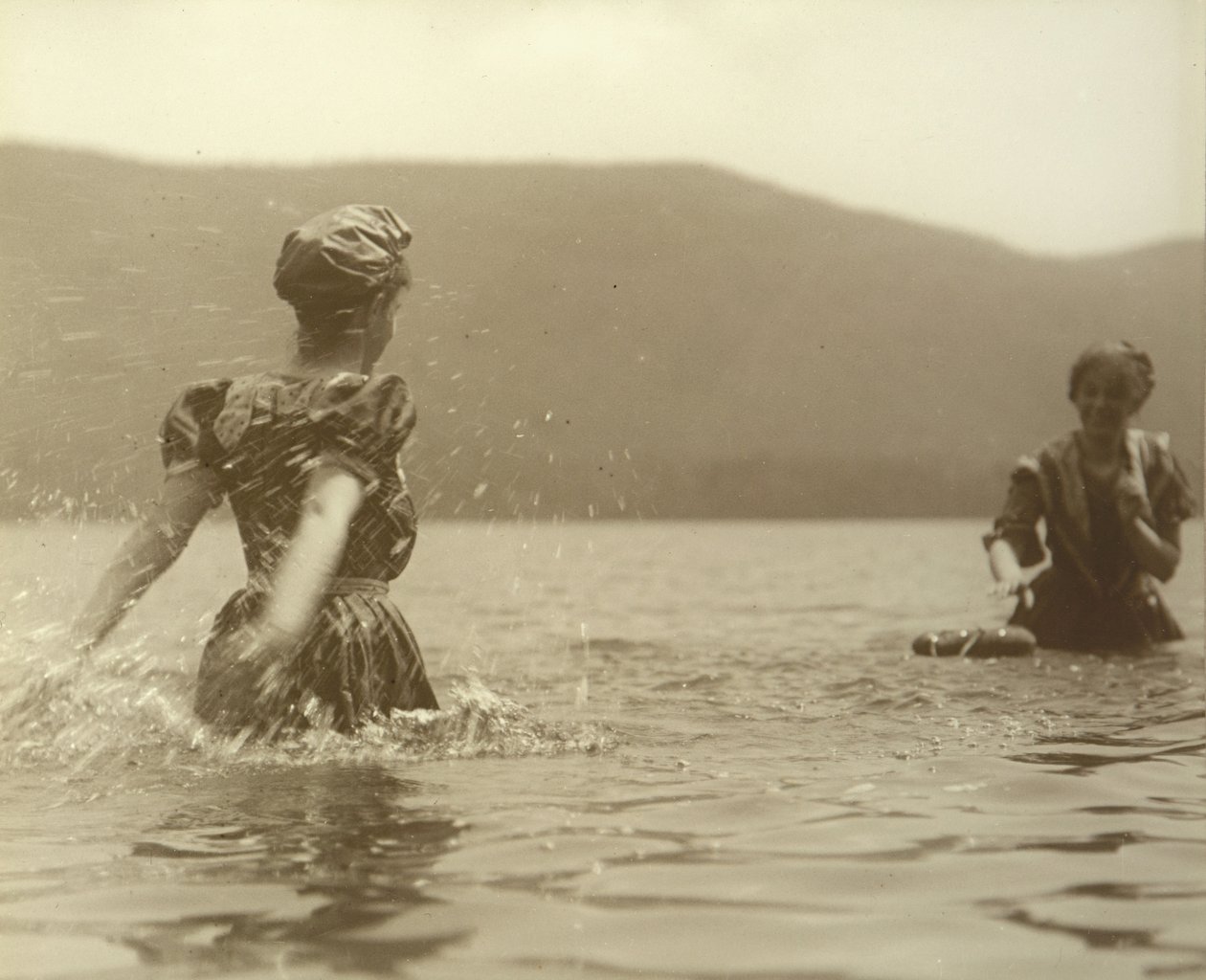 Emmy ja Selma, Lake George, 1899. tekijältä Alfred Stieglitz