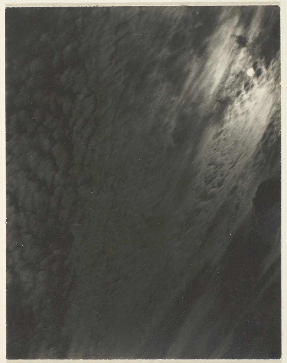 Vastaava, sarjasta A (kolmas sarja, tuloste 6) tekijältä Alfred Stieglitz
