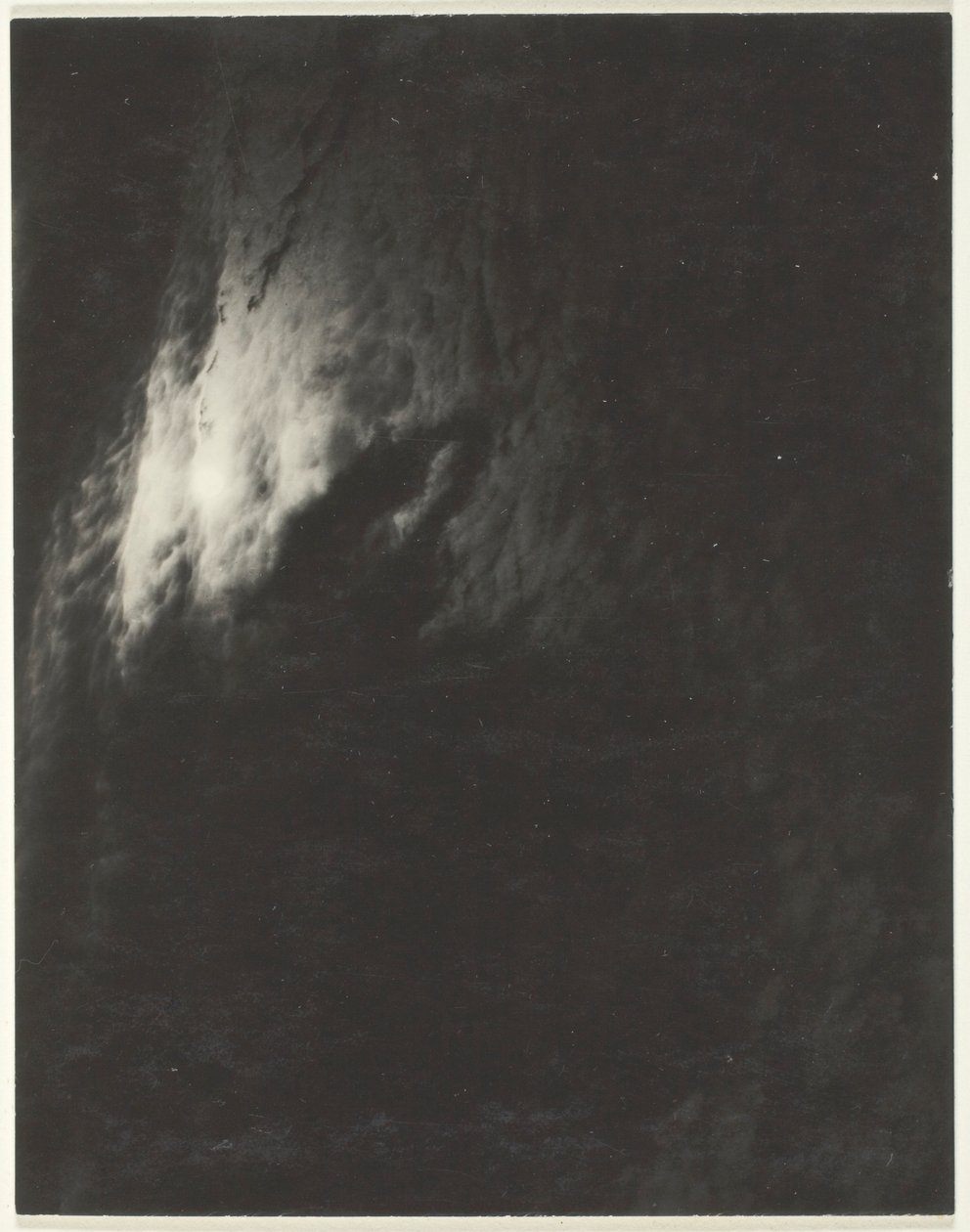 Vastaava sarjasta A (kolmas sarja, tuloste 8) tekijältä Alfred Stieglitz