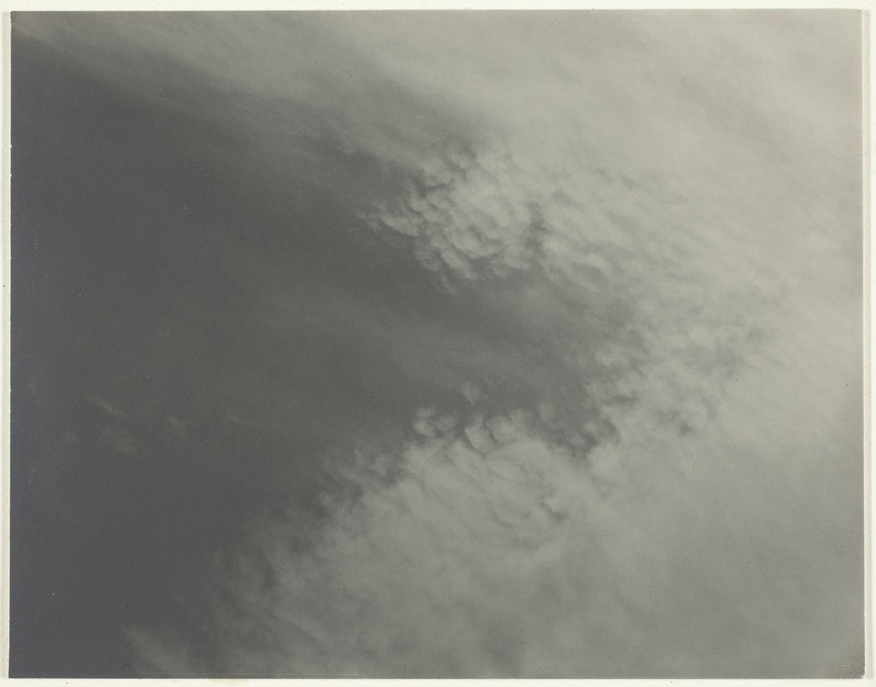 Vastaava sarjasta E (tulostus 1) tekijältä Alfred Stieglitz