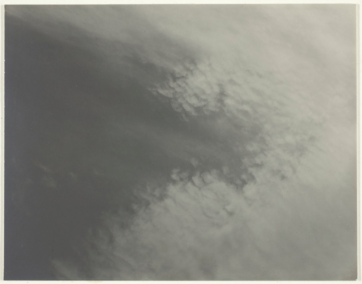 Vastaava, sarjasta E Print 1, 1923. tekijältä Alfred Stieglitz