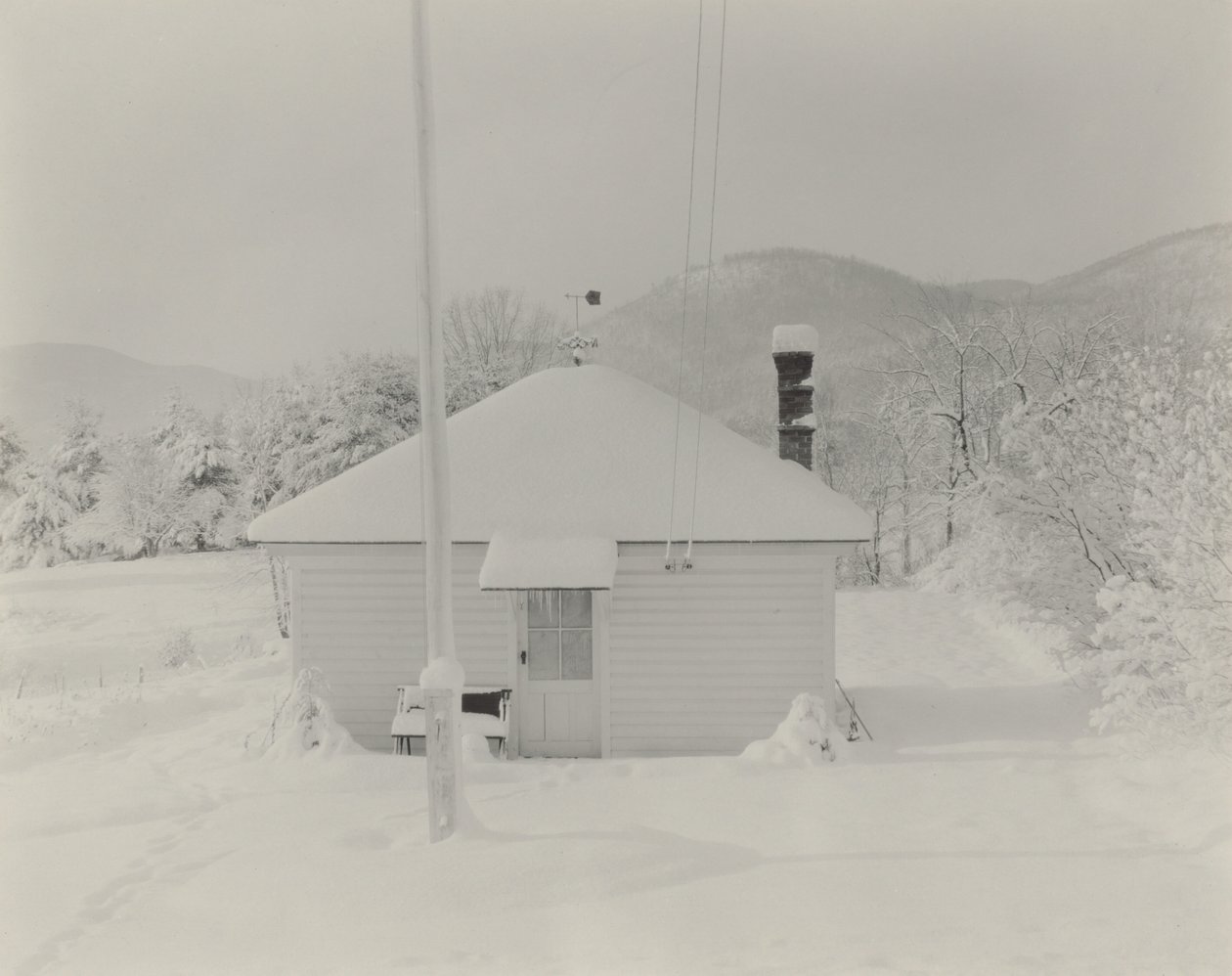 Ensimmäinen lumi ja pieni talo tekijältä Alfred Stieglitz