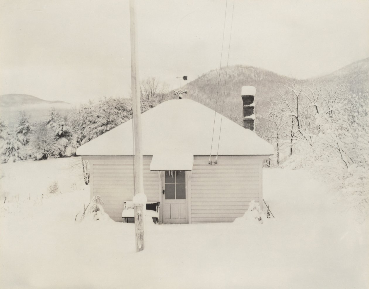 Ensimmäinen lumi ja pieni talo tekijältä Alfred Stieglitz