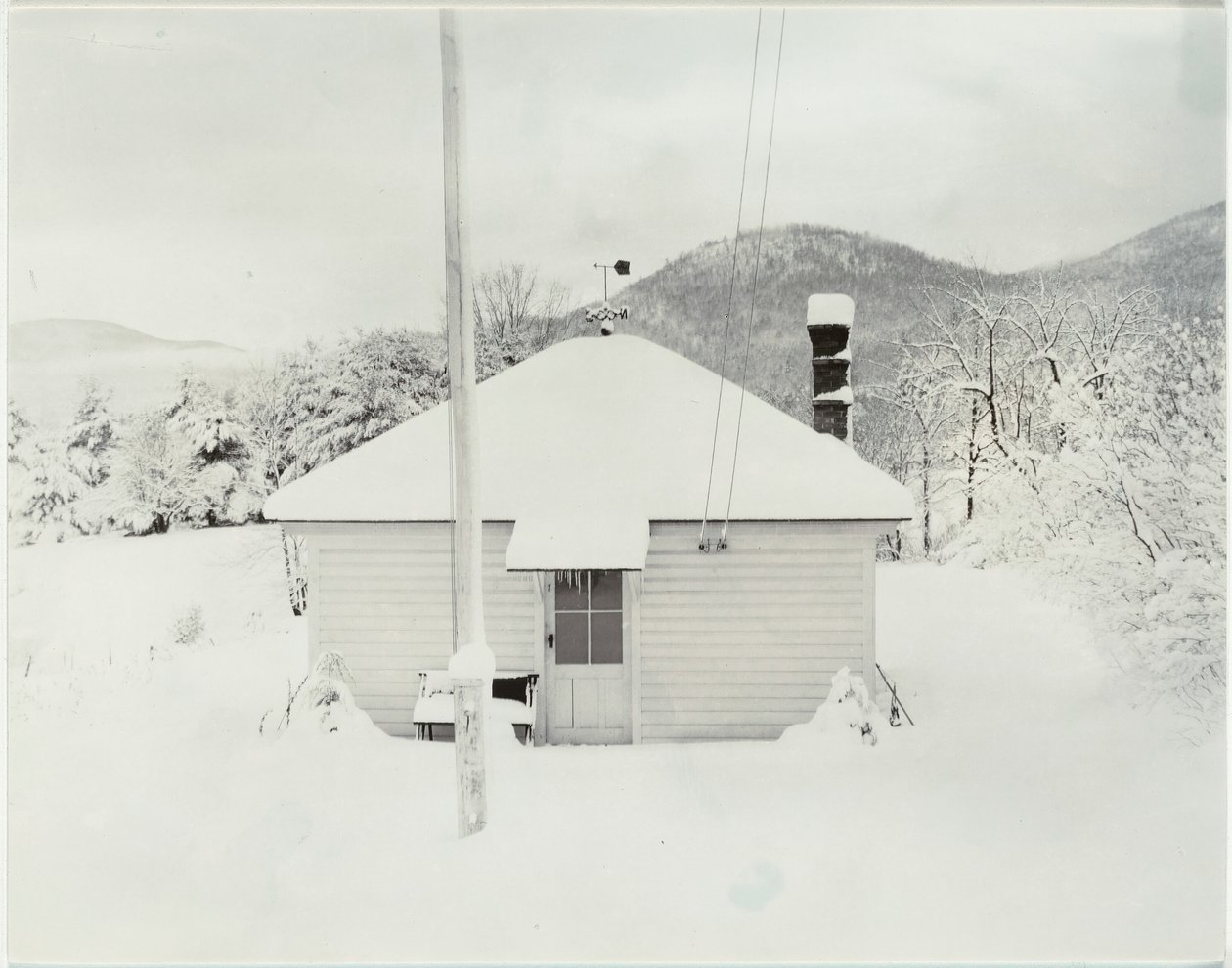 Ensimmäinen lumi ja pieni talo, 1923. tekijältä Alfred Stieglitz