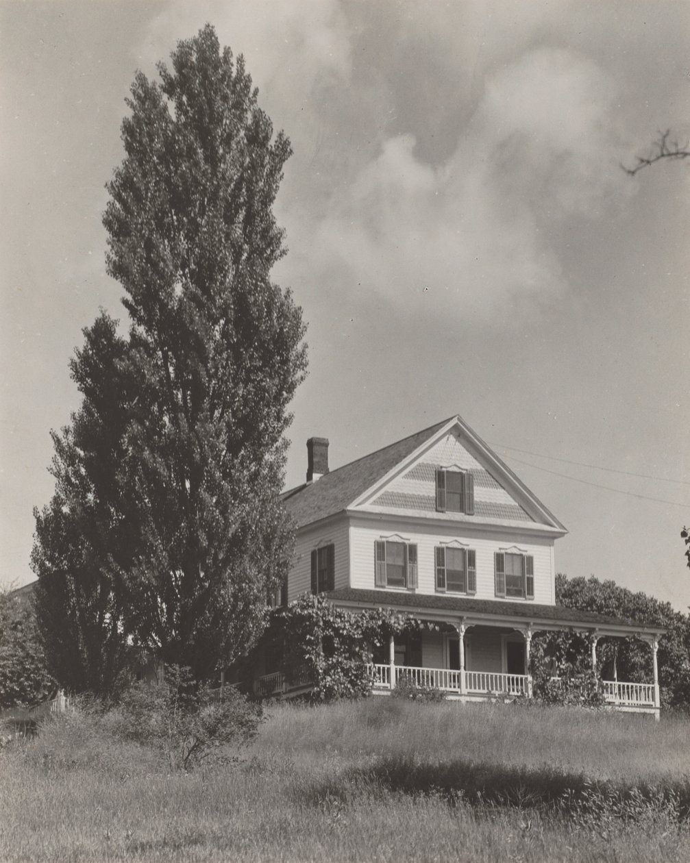 Talo kukkulalla, Lake George tekijältä Alfred Stieglitz
