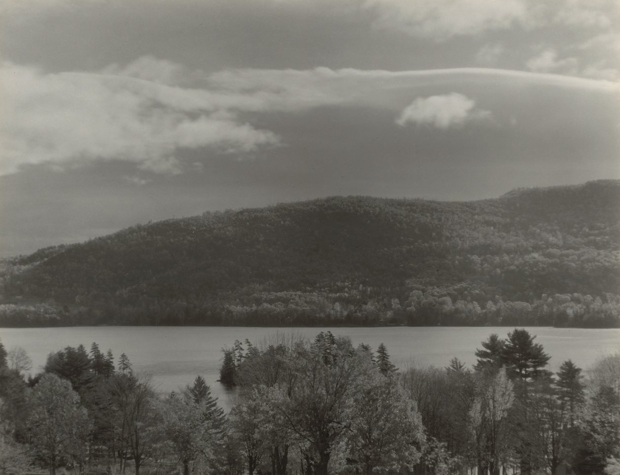 Lake George tekijältä Alfred Stieglitz