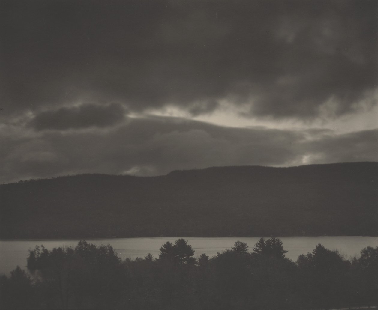 Lake George tekijältä Alfred Stieglitz