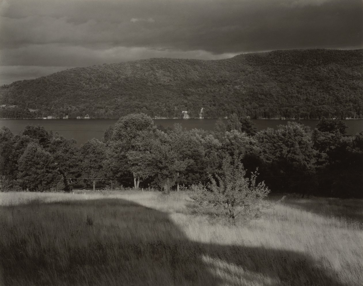 Lake George kukkulan laelta tekijältä Alfred Stieglitz