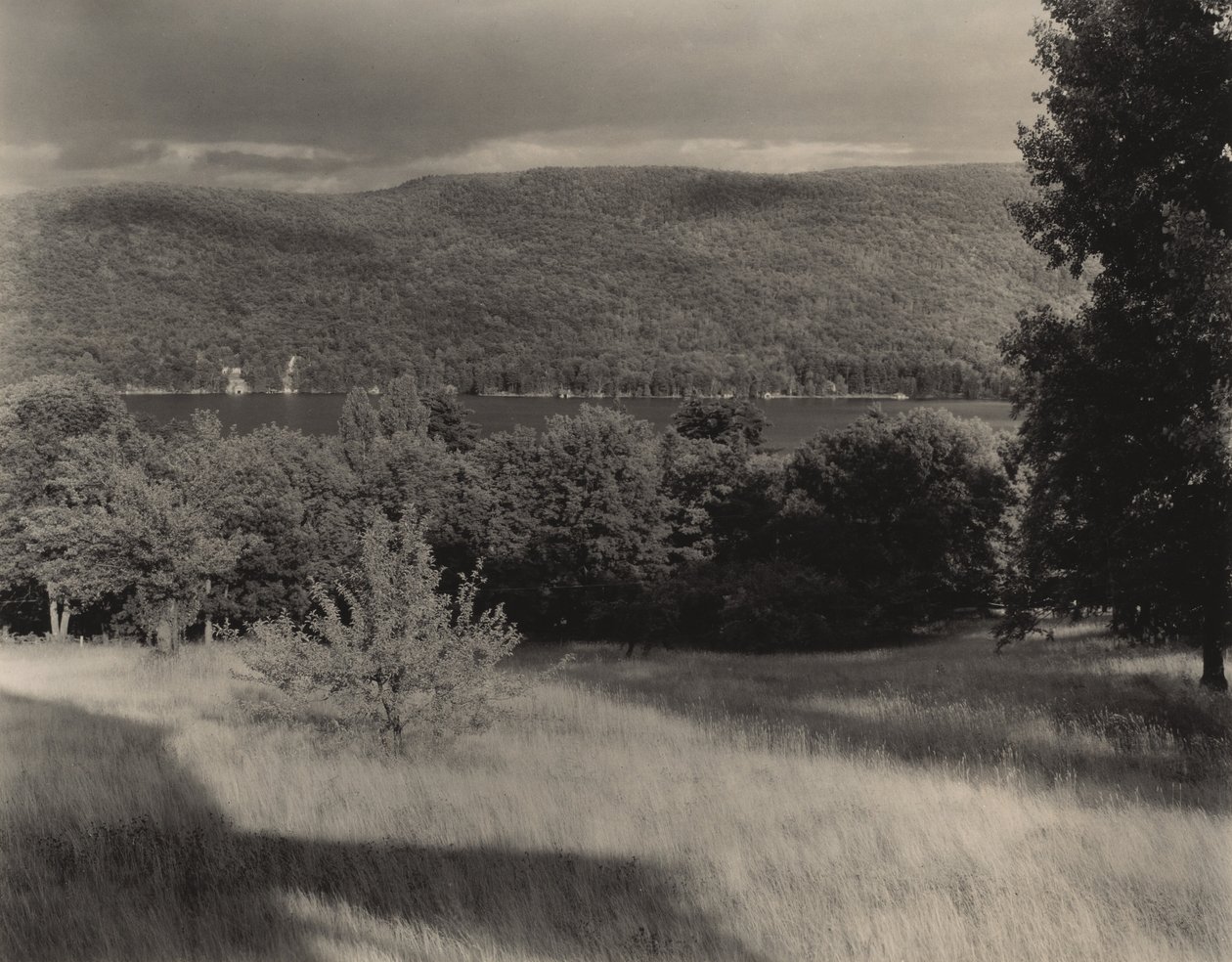 Lake George kukkulalta nähtynä tekijältä Alfred Stieglitz