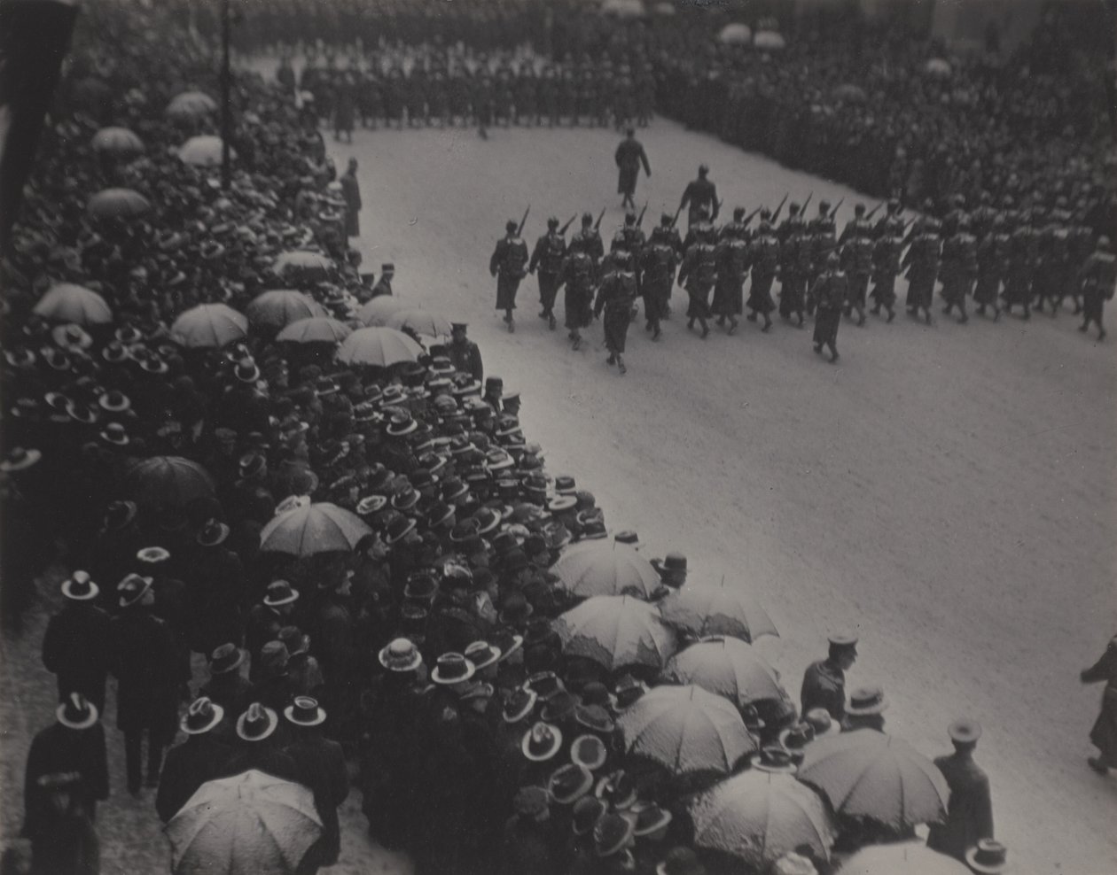 Sotilasparaati, New York tekijältä Alfred Stieglitz