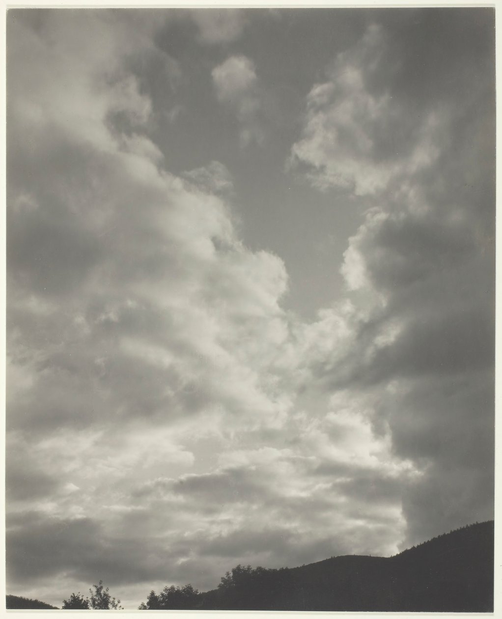 Musiikki - Kymmenen pilvivalokuvan sarja, nro II, 1922. tekijältä Alfred Stieglitz