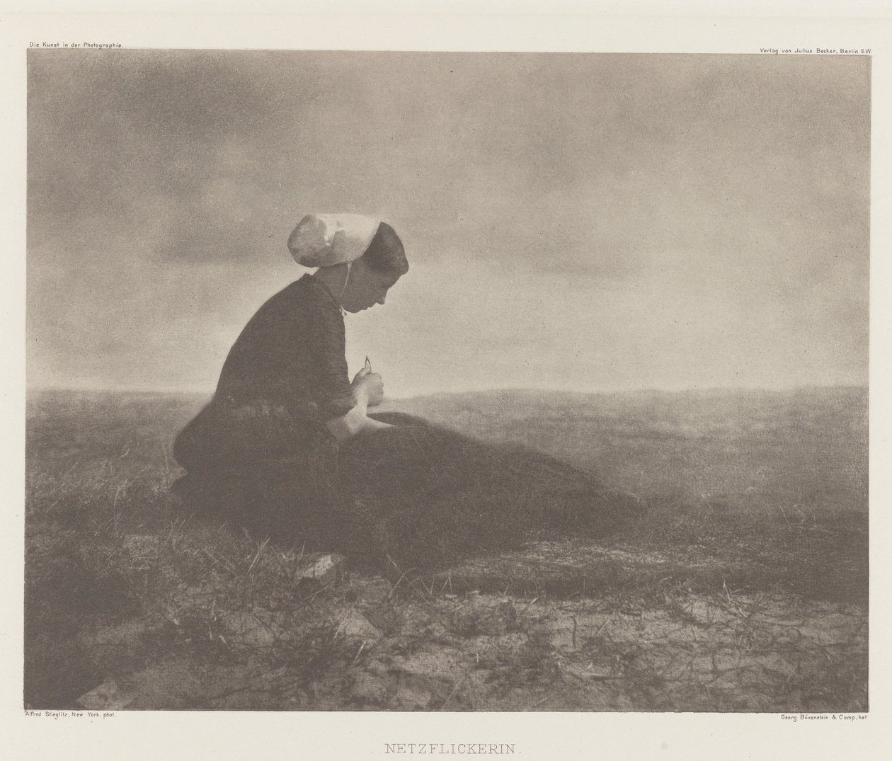 Netzflickerin (Mending Nets), Katwijk 1894 tekijältä Alfred Stieglitz