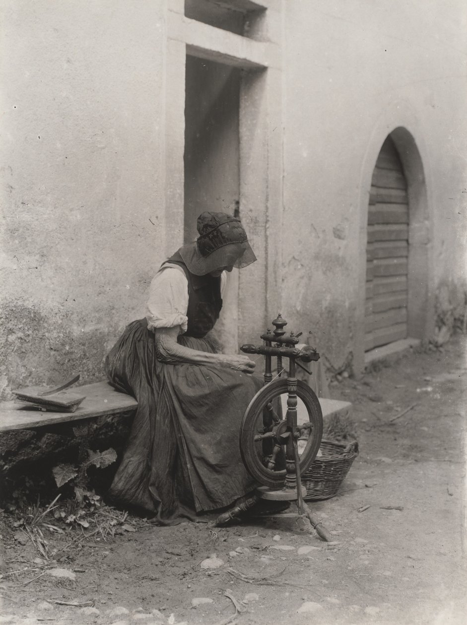 Vanha nainen kehräpyörän ääressä tekijältä Alfred Stieglitz