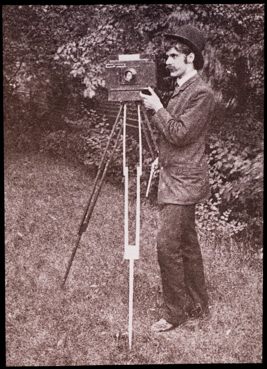 Omakuva kameralla, jalustalla ja pistoolilla tekijältä Alfred Stieglitz
