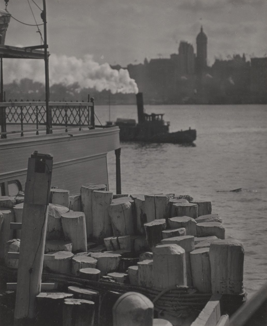 Jokivarressa sijaitseva kaupunki tekijältä Alfred Stieglitz