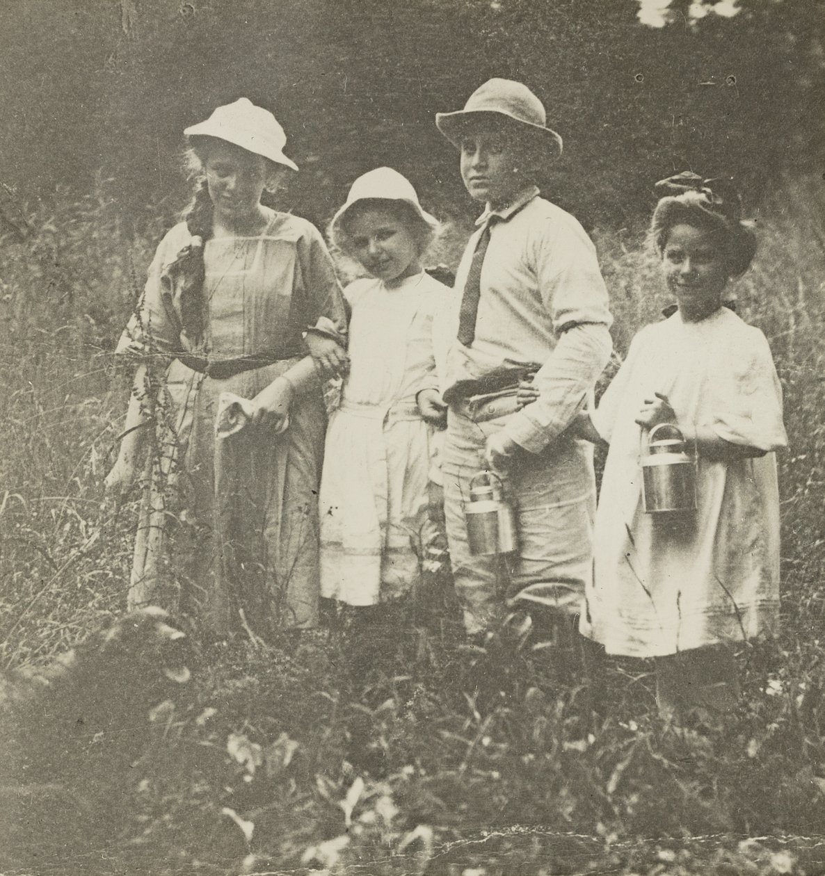 Nimetön (Flora, Elizabeth, Howard & Kitty Lake George -kentällä) tekijältä Alfred Stieglitz