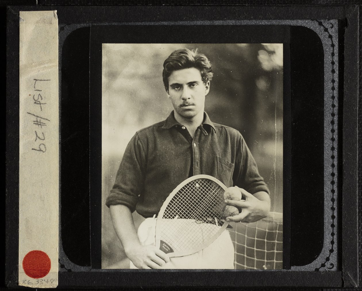 Nimetön (Edward-siskonpoika tennismailan kanssa) tekijältä Alfred Stieglitz