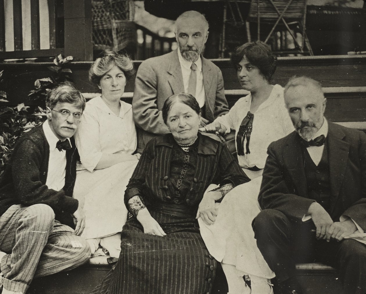 Nimetön (Stieglitz, Agnes, äiti Hedwig, Julius, Selma ja Lee Oaklawnin portailla) tekijältä Alfred Stieglitz