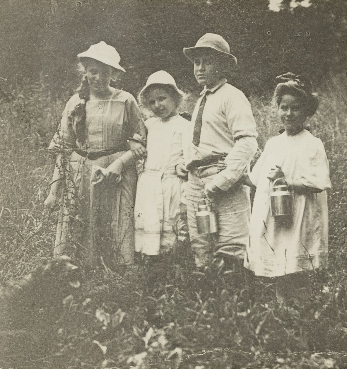Nimetön Flora, Elizabeth, Howard & Kitty Lake George -kentällä, 190305. tekijältä Alfred Stieglitz