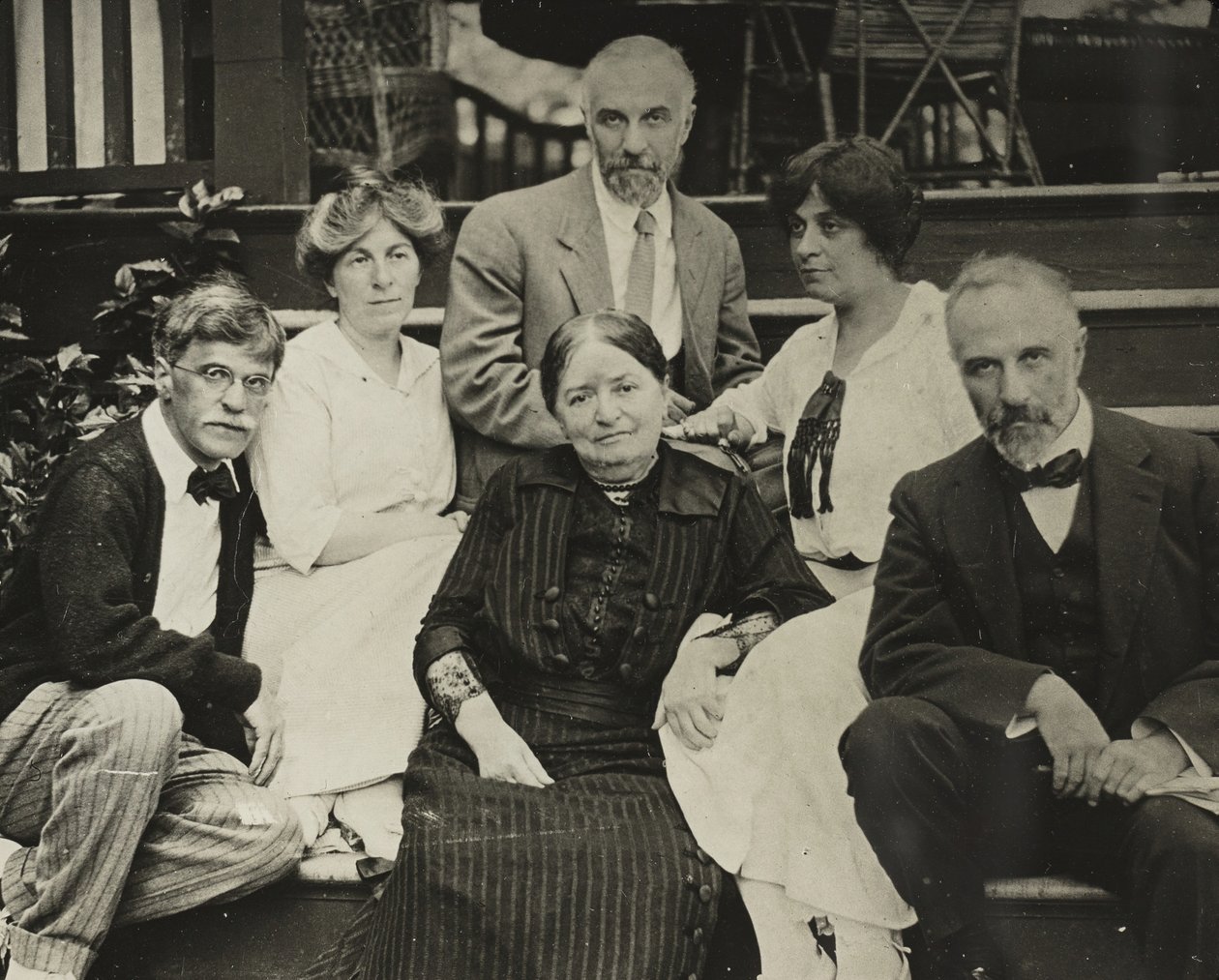 Nimettömästi Stieglitz, Agnes, äiti Hedwig, Julius, Selma ja Lee Oaklawnin portailla, 1910 tai 1912. tekijältä Alfred Stieglitz