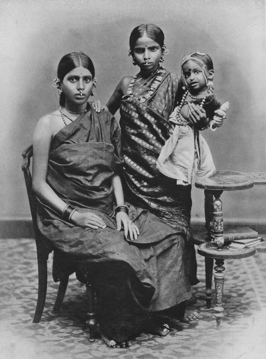 Tamilinaiset pitkällä ja varpaalla koristeilla, c1890, 1910 tekijältä Alfred William Amandus Plate