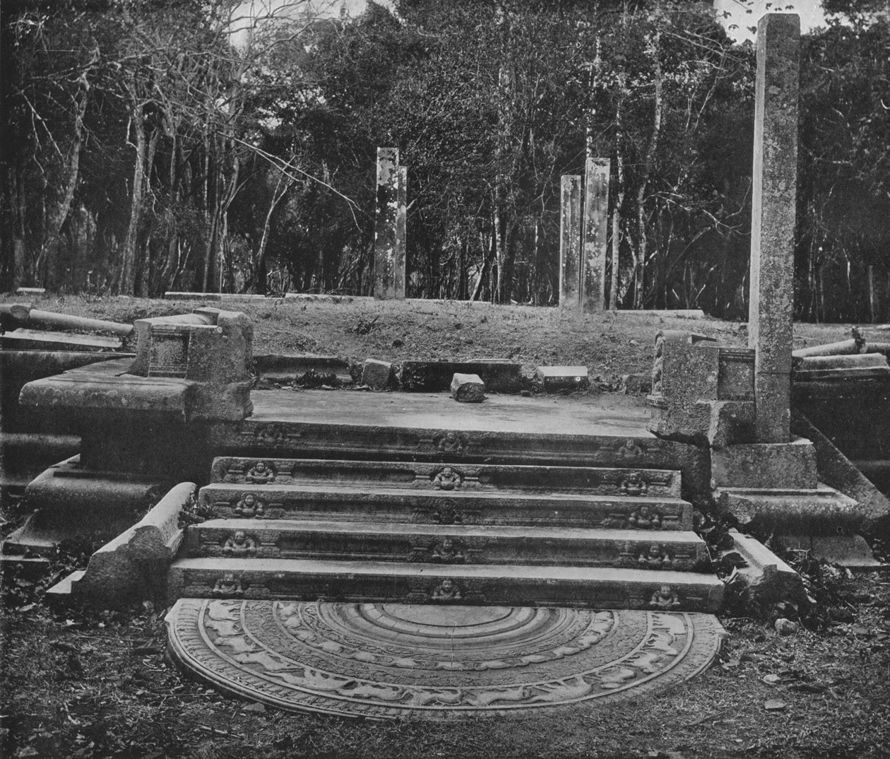 Anuradhapuran raunioituneet kaupungit. Kuukivi ja portaat, c1890, 1910 tekijältä Alfred William Amandus Plate