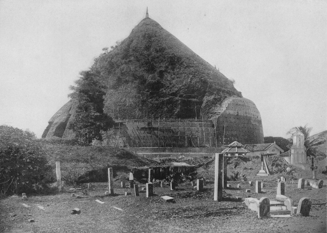 Anuradhapuran raunioituneet kaupungit. Ruanwella Dagoba, Elephant Platform, c1890, 1910 tekijältä Alfred William Amandus Plate
