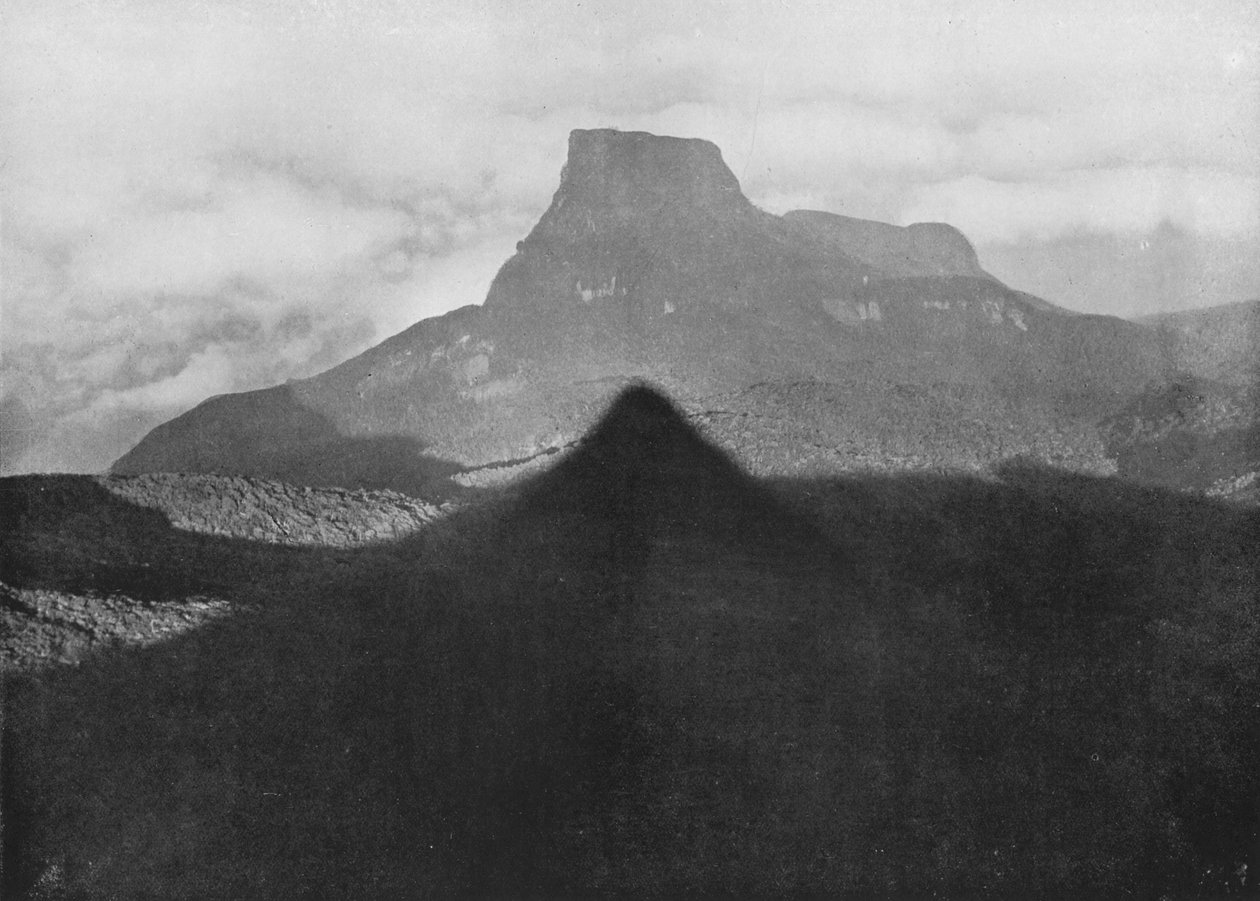 The Shadow of Adams Peak ja Bible Rock. Otettu auringonnousun huipulta, c1890, 1910 tekijältä Alfred William Amandus Plate