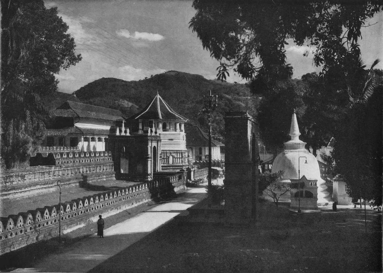 Pyhän hampaan temppeli ja Dagoba, Kandy, Ceylon, n. 1890, 1910 tekijältä Alfred William Amandus Plate