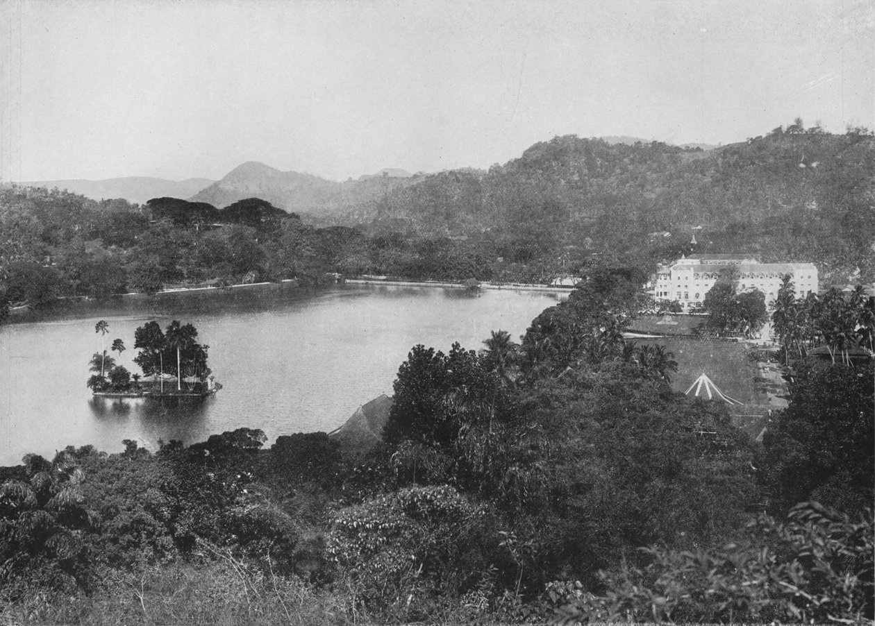 Näkymä Kandy-järvelle Lady Hortons Drivesta, Kandy, c1890, 1910 tekijältä Alfred William Amandus Plate