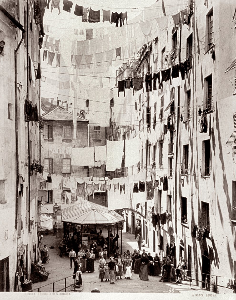 Näkymä pienelle Piazza dei Tuogoli di Santa Brigida -aukiolle, noin 1895 tekijältä Alfredo Noack