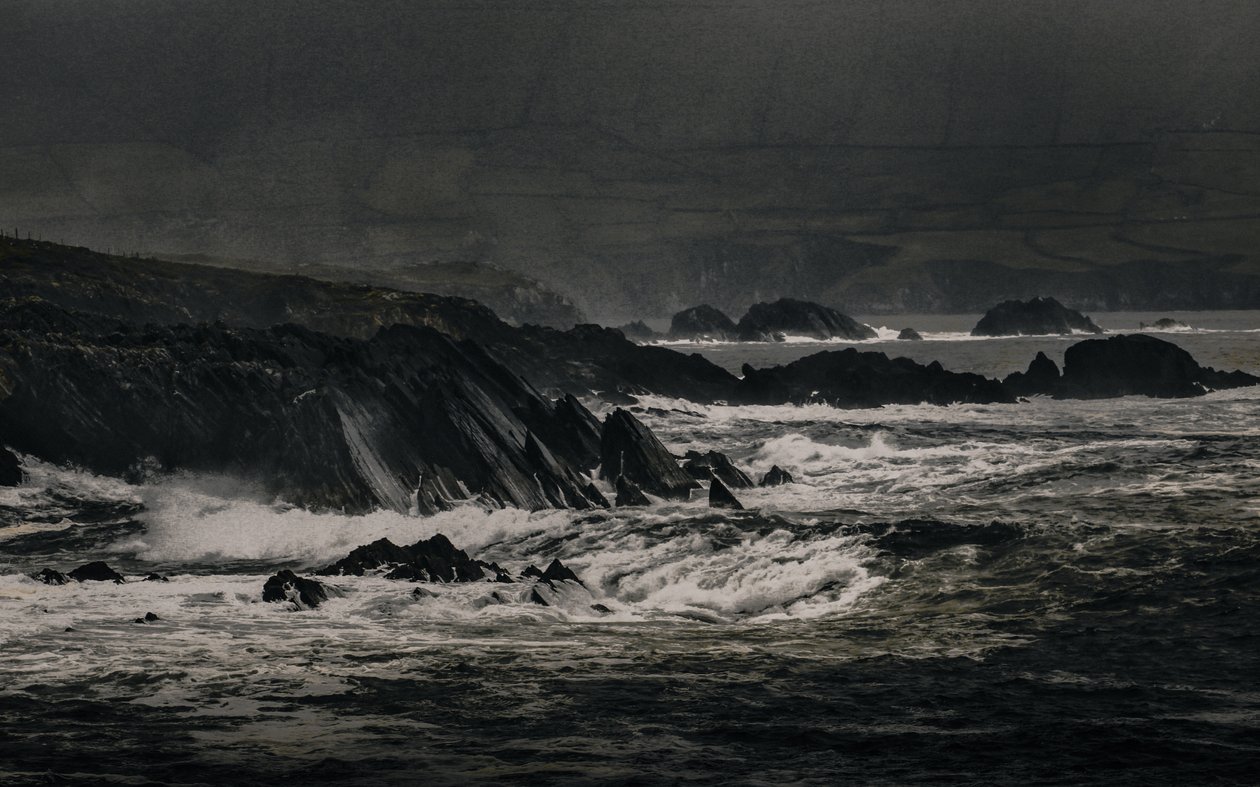 Cliffs Near Inch, 2018 (käsin maalattu valokuva) tekijältä Alice Gur-Arie