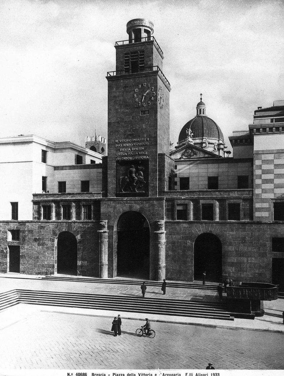 Piazza della Vittoria ja Mussolinin torni, Brescia (s/w kuva) tekijältä Fratelli Alinari
