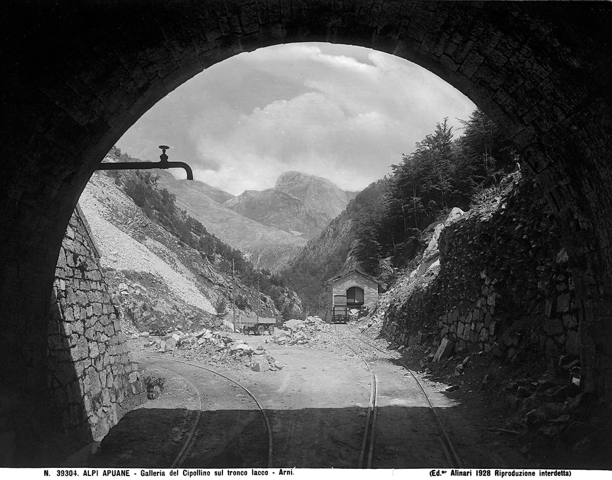 Cipollaio-tunneli Arni-Iacco-rautatieosuudella Apuanen Alpeilla Luccan maakunnassa (b/w kuva) tekijältä Fratelli Alinari