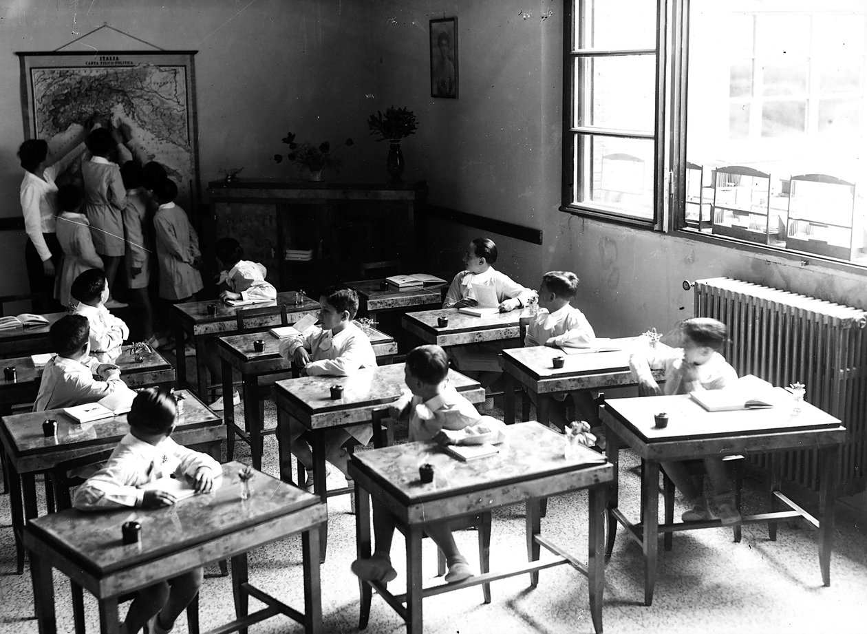 Villa Rosa Maltoni Mussolini: pojat luokkahuoneessa (m/v kuva) tekijältä Fratelli Alinari