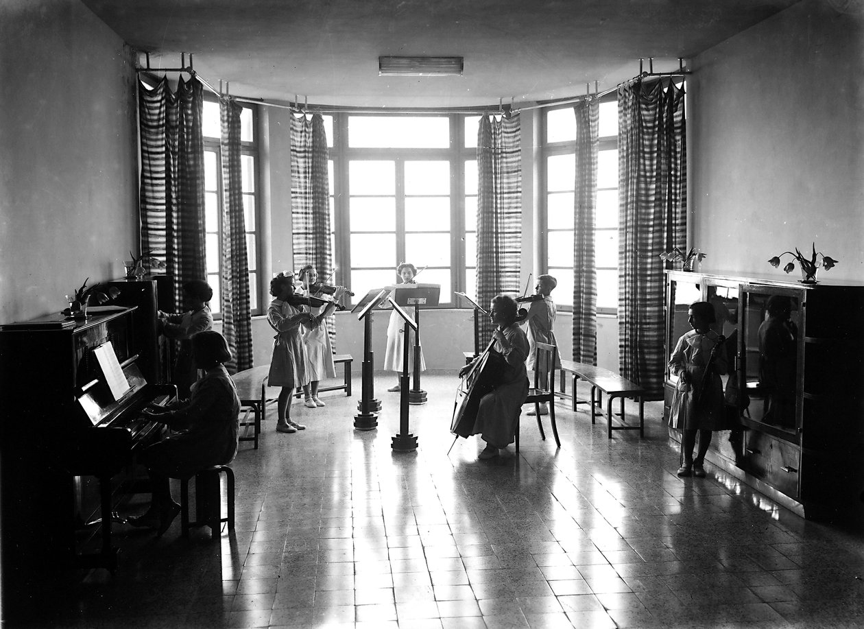 Villa Rosa Maltoni Mussolini: naisopiskelijat musiikkitunnilla (m/v kuva) tekijältä Fratelli Alinari
