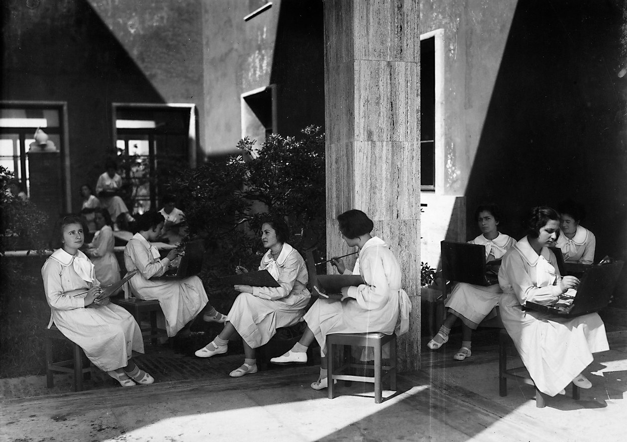 Villa Rosa Maltoni Mussolini: naisopiskelijat maalaustunnilla (m/v kuva) tekijältä Fratelli Alinari