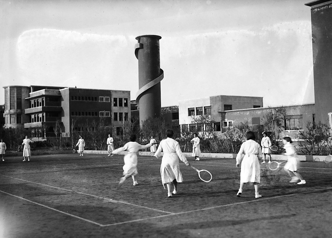 Villa Rosa Maltoni Mussolini: naisopiskelijat tennisottelun aikana (m/w kuva) tekijältä Fratelli Alinari
