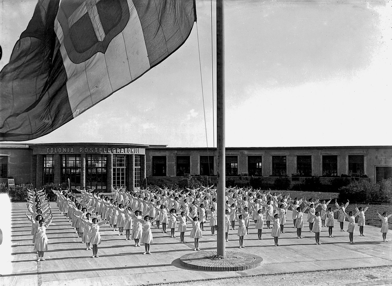 Villa Rosa Maltoni Mussolini: naisopiskelijat harjoittelemassa (m/v kuva) tekijältä Fratelli Alinari