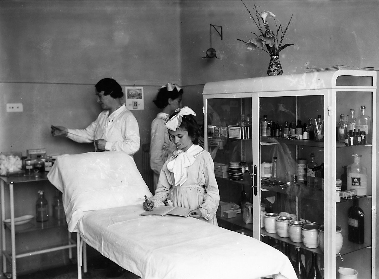 Villa Rosa Maltoni Mussolini: naisopiskelijat sairaalahuoneessa (m/v kuva) tekijältä Fratelli Alinari