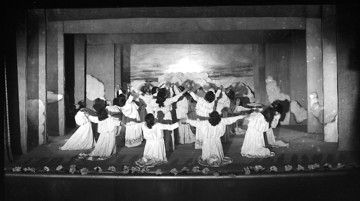 Villa Rosa Maltoni Mussolini: naisopiskelijat esiintymässä (m/w kuva) tekijältä Fratelli Alinari
