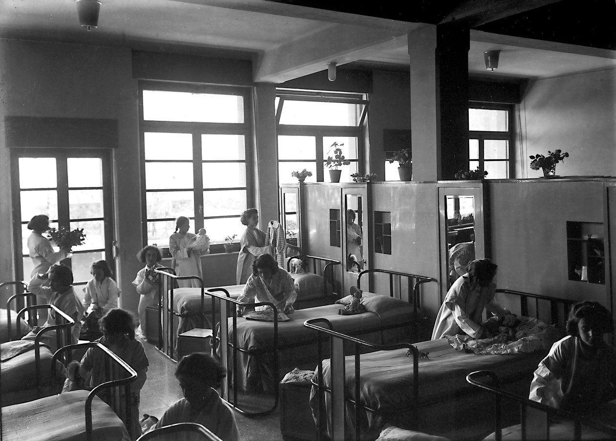Villa Rosa Maltoni Mussolini: naisopiskelijat siivoamassa makuuhuonetta (m/w kuva) tekijältä Fratelli Alinari