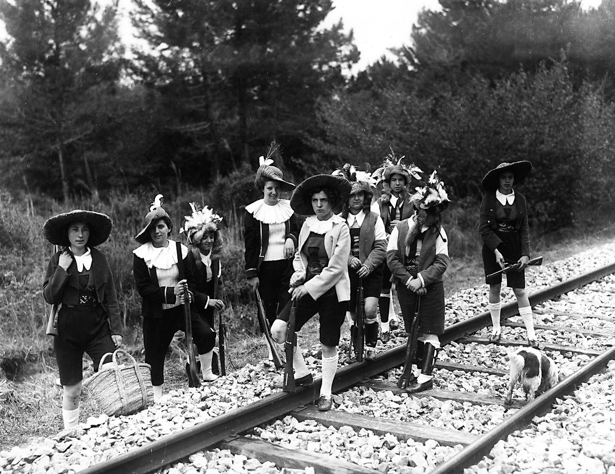 Villa Rosa Maltoni Mussolini: ryhmä nuoria, jotka poseeraavat raideilla, pukeutuneet perinteisiin friulilaisasuihin (m/v kuva) tekijältä Fratelli Alinari