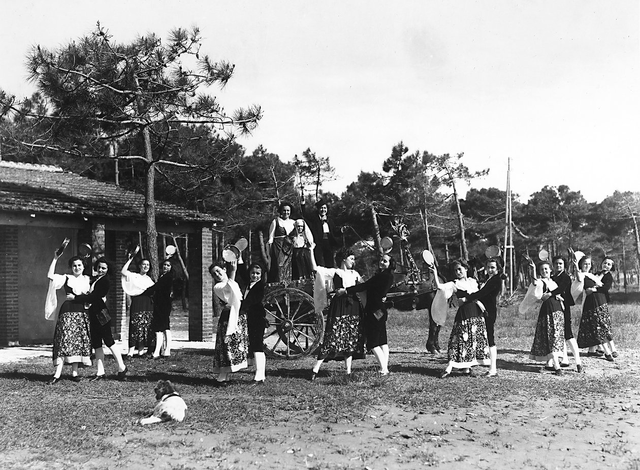 Villa Rosa Maltoni Mussolini: ryhmä nuoria, jotka pukeutuvat perinteisiin sisilialaisasuihin (m/w kuva) tekijältä Fratelli Alinari