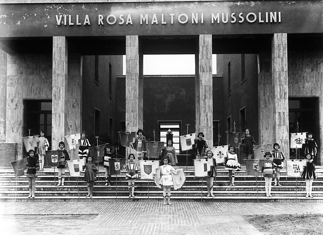 Villa Rosa Maltoni Mussolini: ryhmä nuoria tyttöjä pukeutuneena sivupoikiksi (m/v kuva) tekijältä Fratelli Alinari