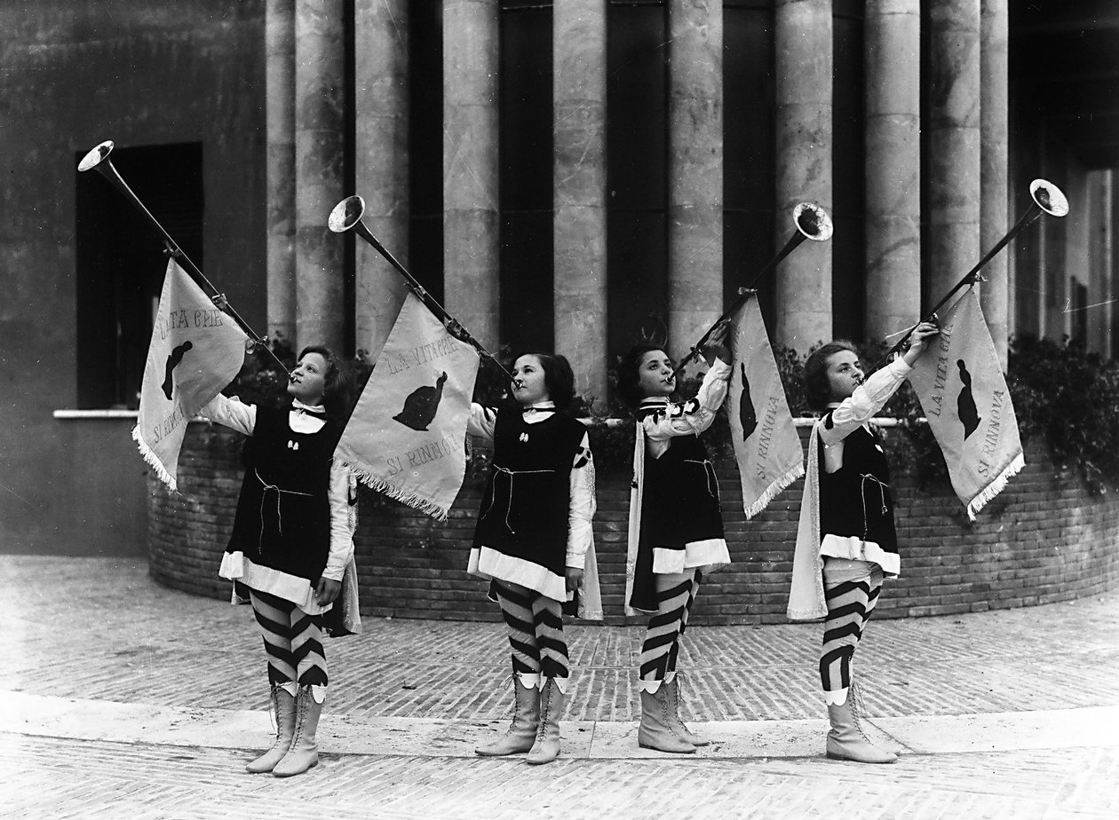 Villa Rosa Maltoni Mussolini: ryhmä nuoria tyttöjä pukeutuneena sivupoikiksi (m/v kuva) tekijältä Fratelli Alinari