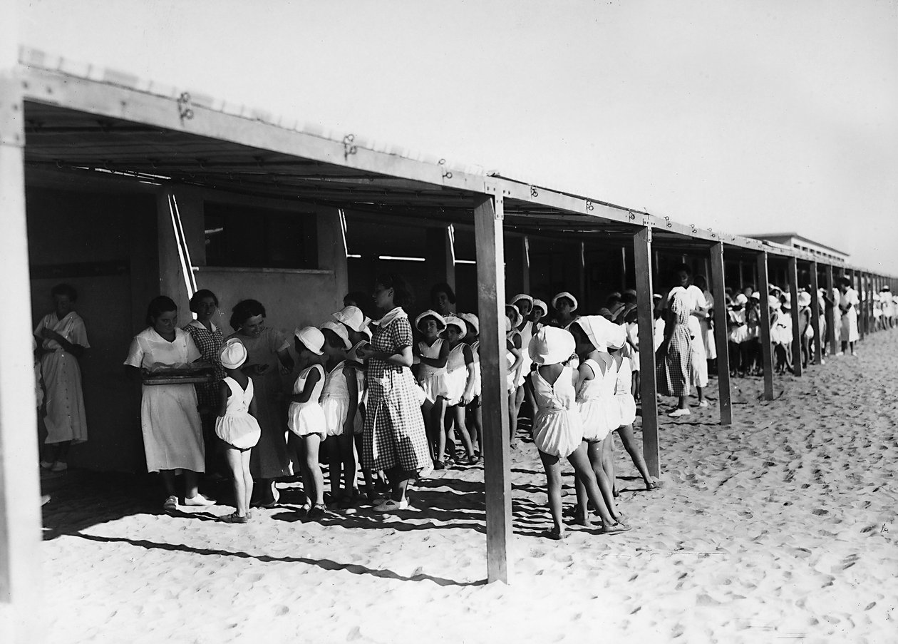 Villa Rosa Maltoni Mussolini: aterioiden jakelu rannalla (m/v kuva) tekijältä Fratelli Alinari