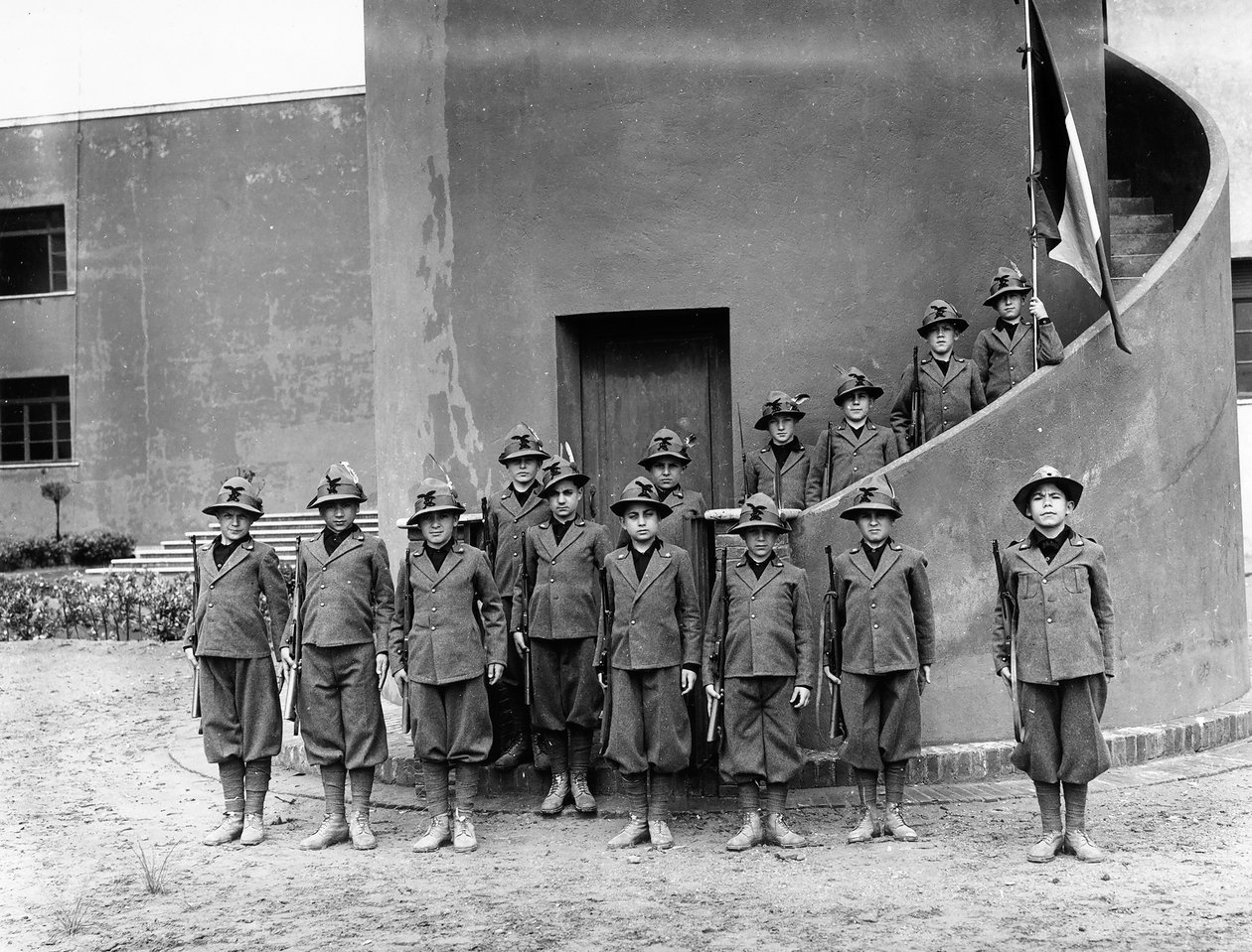 Villa Rosa Maltoni Mussolini: muotokuva friulilaisista sotilasunivormuista pukeutuneista lapsista (m/v kuva) tekijältä Fratelli Alinari