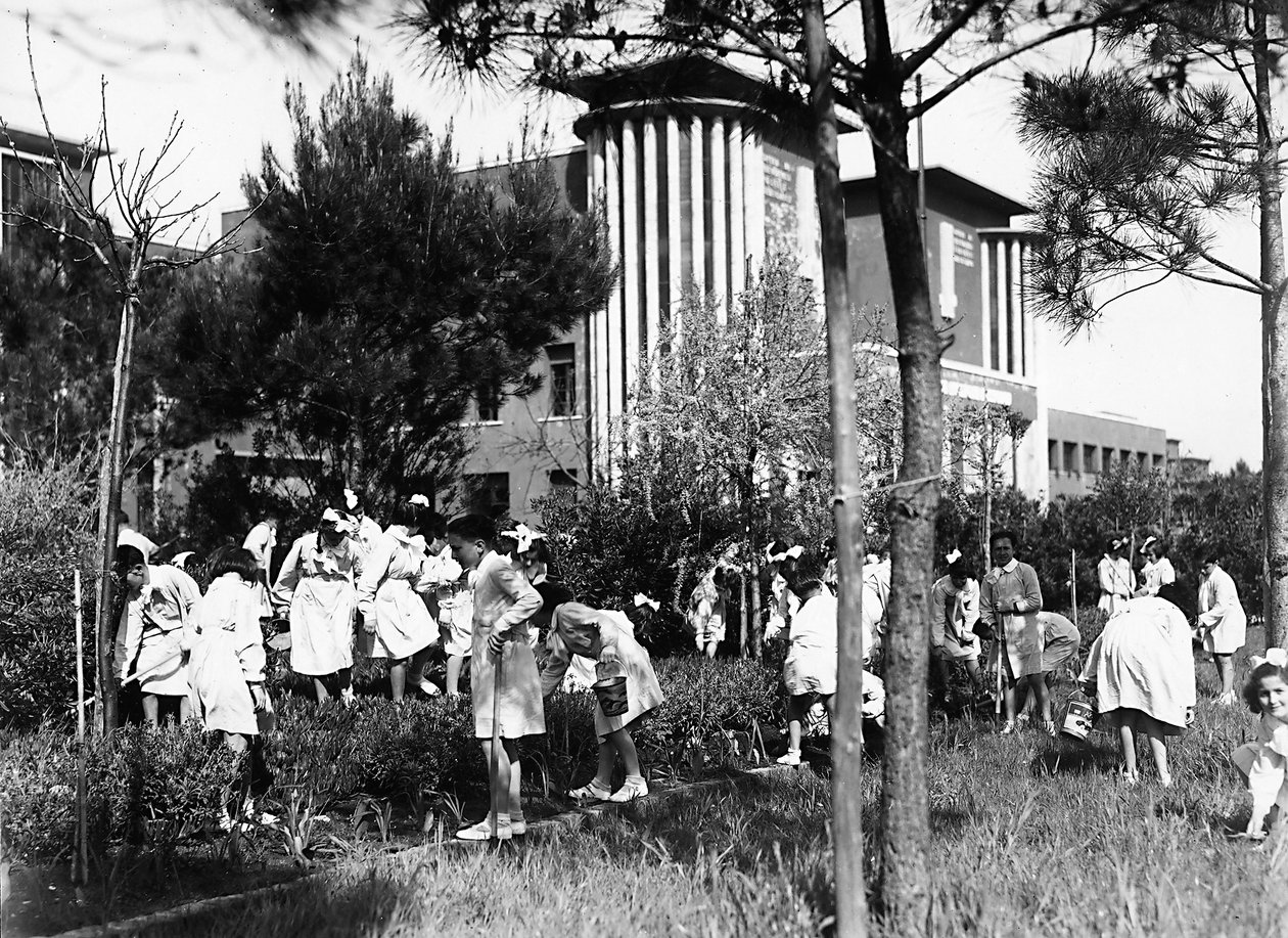 Villa Rosa Maltoni Mussolini: opiskelijat instituutin ulkopuolella, työskentelevät kasvimaassa (m/v kuva) tekijältä Fratelli Alinari